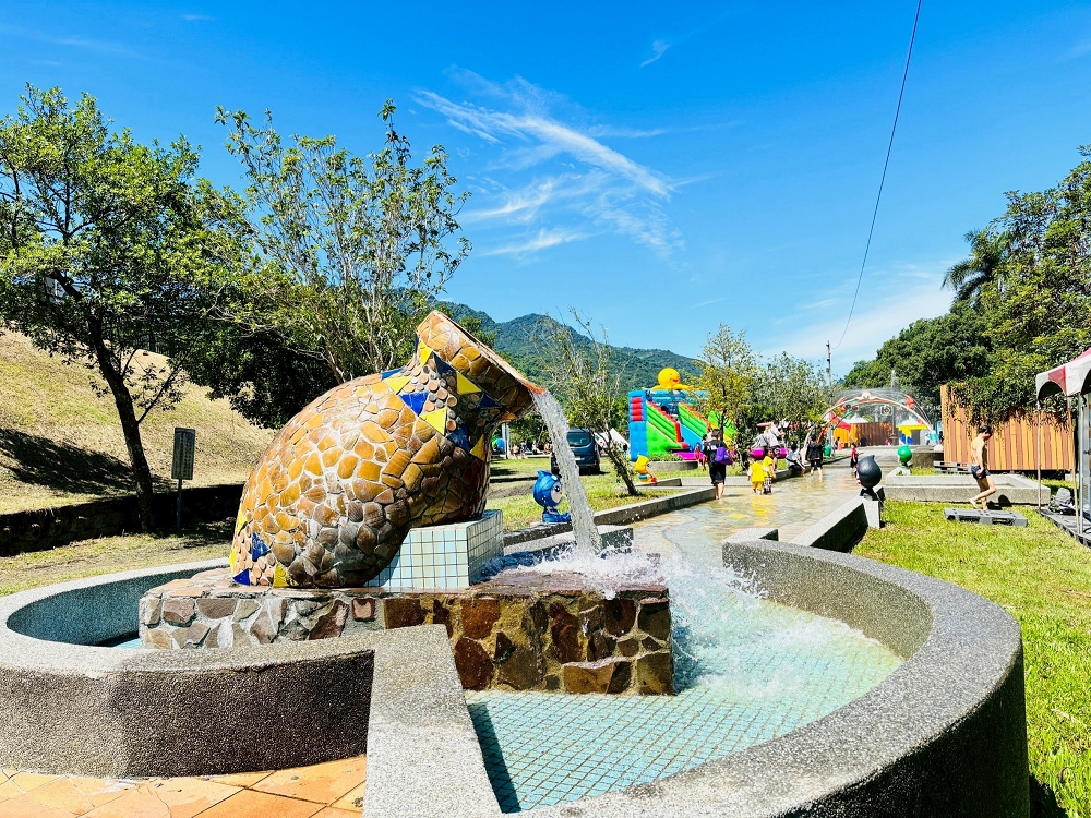 [南投旅遊]夏天必去玩水好去處！「2025水里水漾樂園-瘋水祭」超好玩，大型氣墊城堡溜滑梯，超多戲水池不用搶｜水里親水公園 @城市少女阿璇
