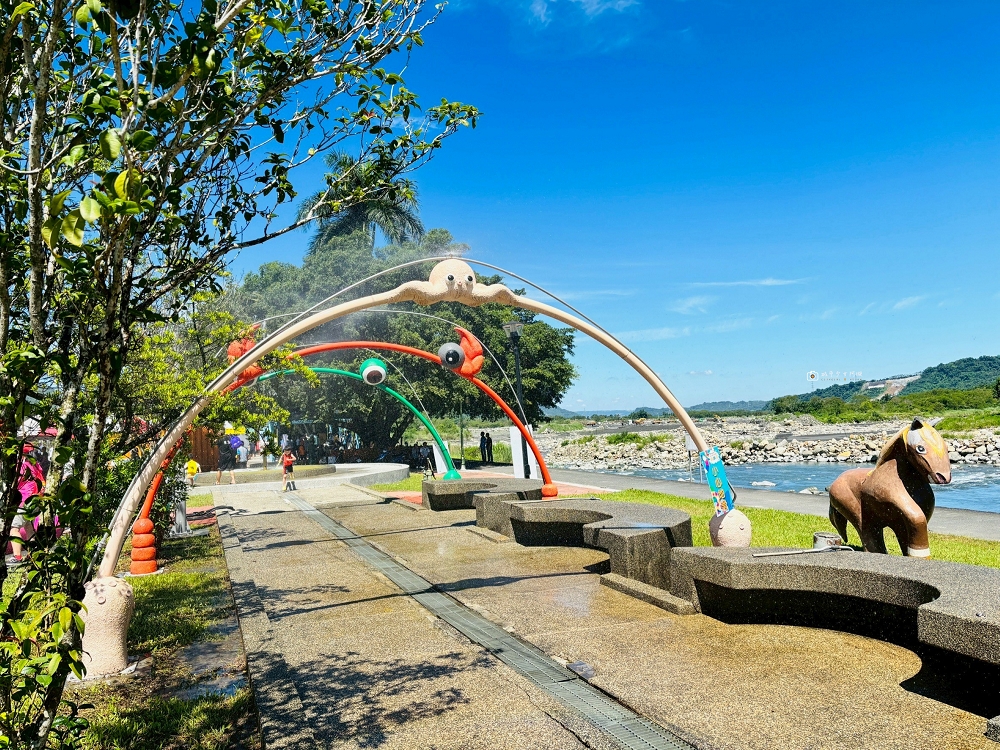 [南投旅遊]夏天必去玩水好去處！「2025水里水漾樂園-瘋水祭」超好玩，大型氣墊城堡溜滑梯，超多戲水池不用搶｜水里親水公園 @城市少女阿璇