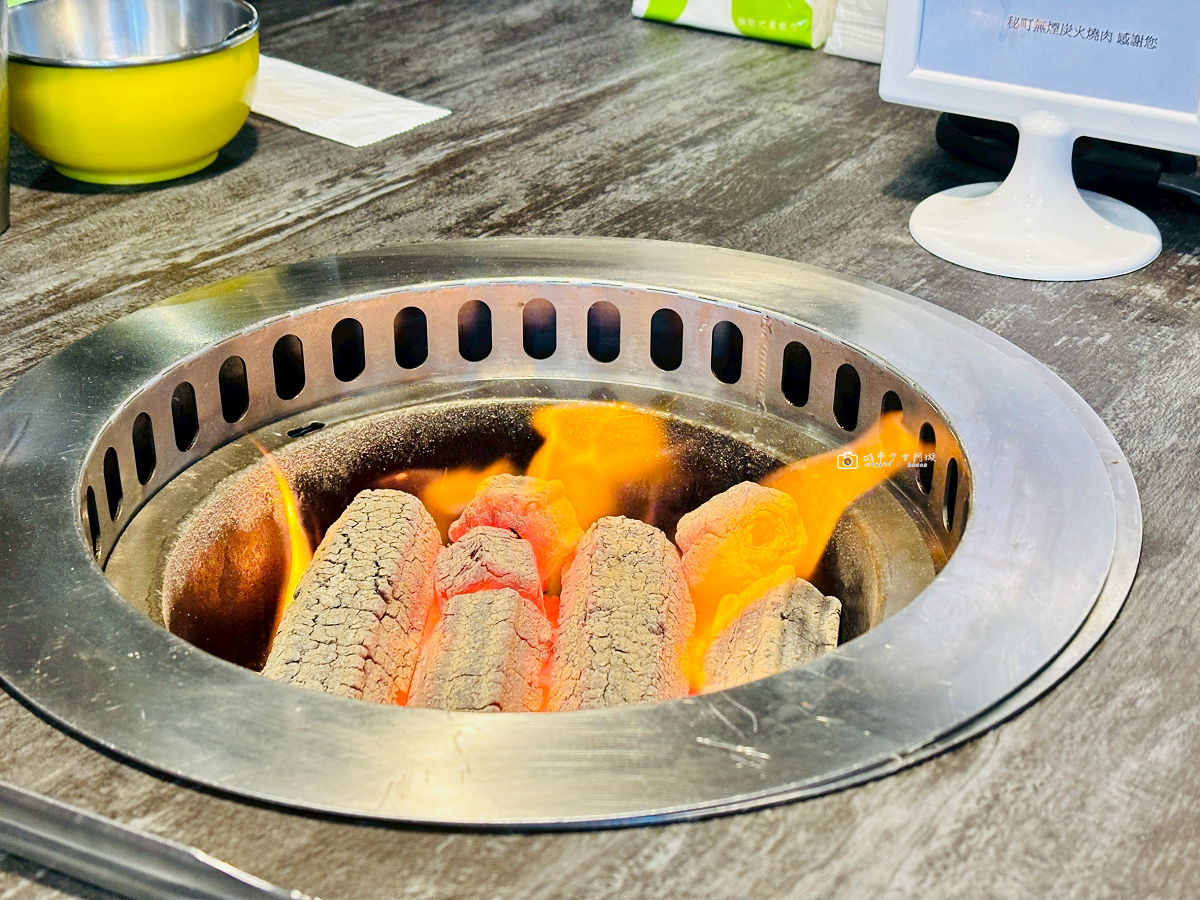 [台南美食]無煙大口吃肉停車也方便，燒肉控必訪推薦｜秘町無煙炭火燒肉 台南店 @城市少女阿璇
