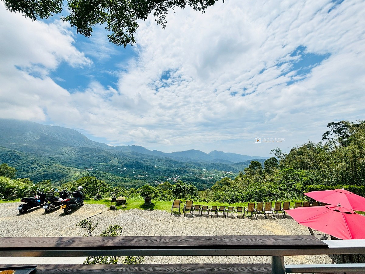 [台南美食]享受山林美景的景觀餐廳，關子嶺山雲共度的祕密花園｜雨露森林景觀咖啡 @城市少女阿璇