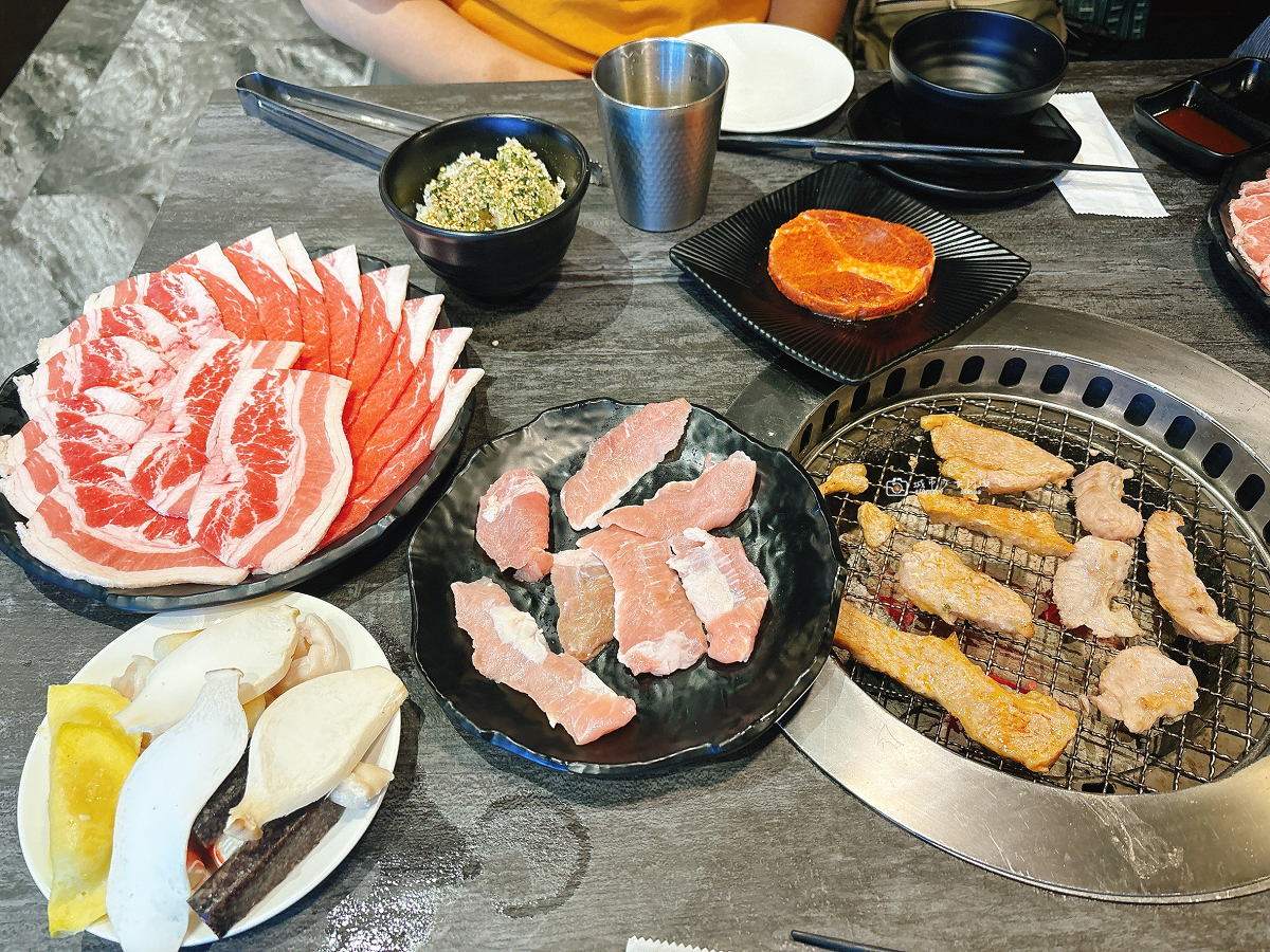 [台南美食]無煙大口吃肉停車也方便，燒肉控必訪推薦｜秘町無煙炭火燒肉 台南店 @城市少女阿璇