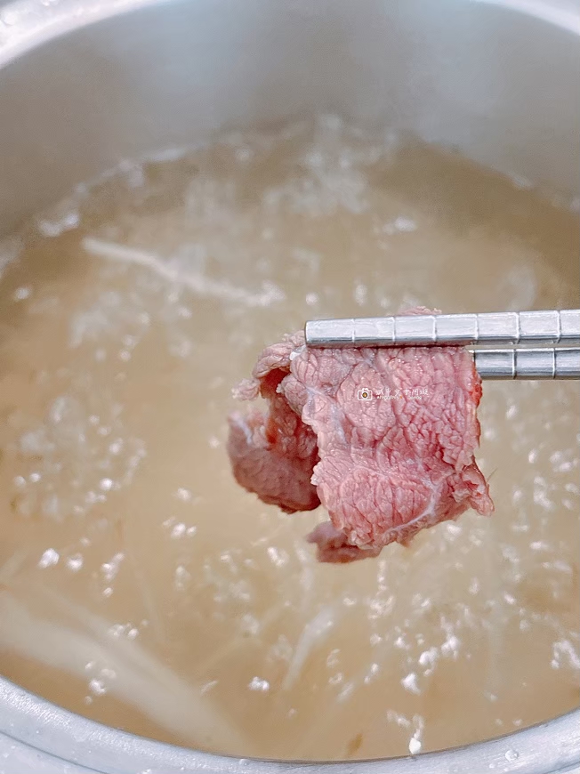 [台南美食]新營溫體牛肉湯推薦，滷肉飯吃到飽，激推創意料理｜新營宇航涮牛肉湯 @城市少女阿璇