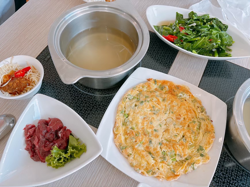 [台南美食]新營溫體牛肉湯推薦，滷肉飯吃到飽，激推創意料理｜新營宇航涮牛肉湯 @城市少女阿璇