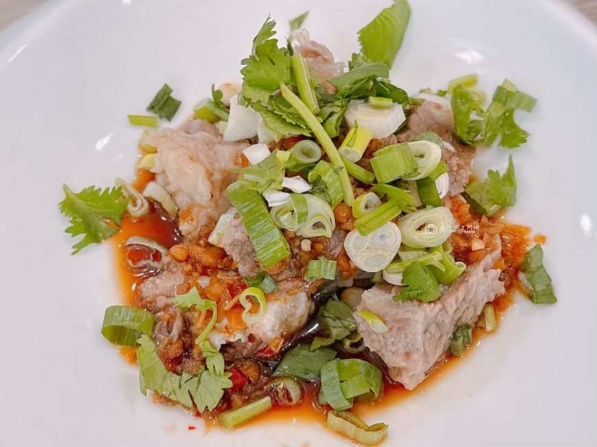 [台南美食]新營溫體牛肉湯推薦，滷肉飯吃到飽，激推創意料理｜新營宇航涮牛肉湯 @城市少女阿璇