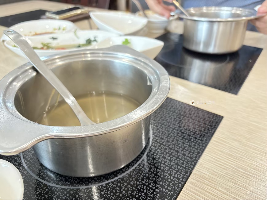 [台南美食]新營溫體牛肉湯推薦，滷肉飯吃到飽，激推創意料理｜新營宇航涮牛肉湯 @城市少女阿璇
