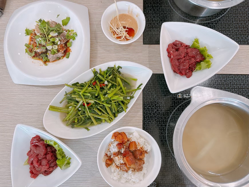 [台南美食]新營溫體牛肉湯推薦，滷肉飯吃到飽，激推創意料理｜新營宇航涮牛肉湯 @城市少女阿璇