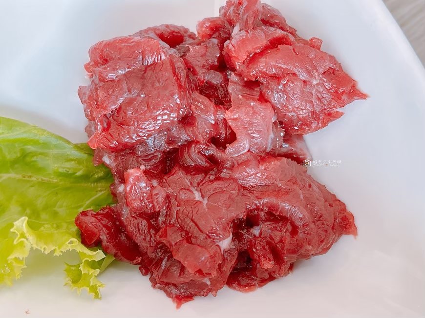 [台南美食]新營溫體牛肉湯推薦，滷肉飯吃到飽，激推創意料理｜新營宇航涮牛肉湯 @城市少女阿璇