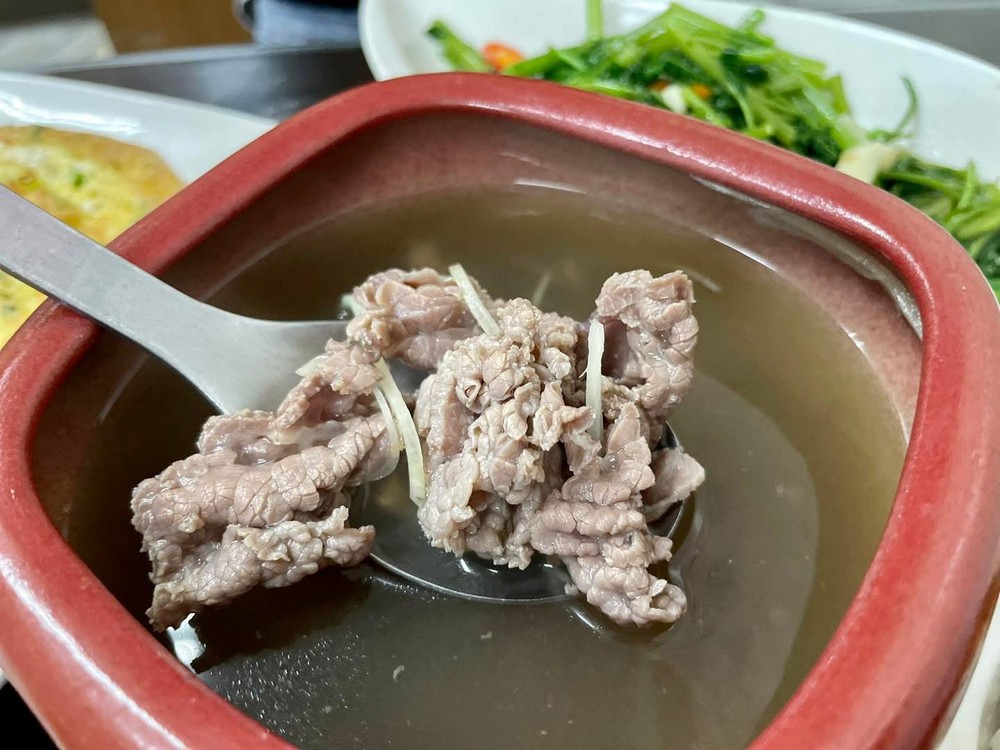 [台南美食]新營溫體牛肉湯推薦，滷肉飯吃到飽，激推創意料理｜新營宇航涮牛肉湯 @城市少女阿璇