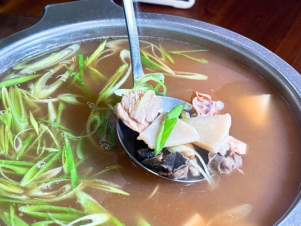 [台南美食]新營聚餐推薦，一再回訪的平價熱炒店！必點山寨雞、黑豆燒豬腳｜山寨家庭餐廳 @城市少女阿璇