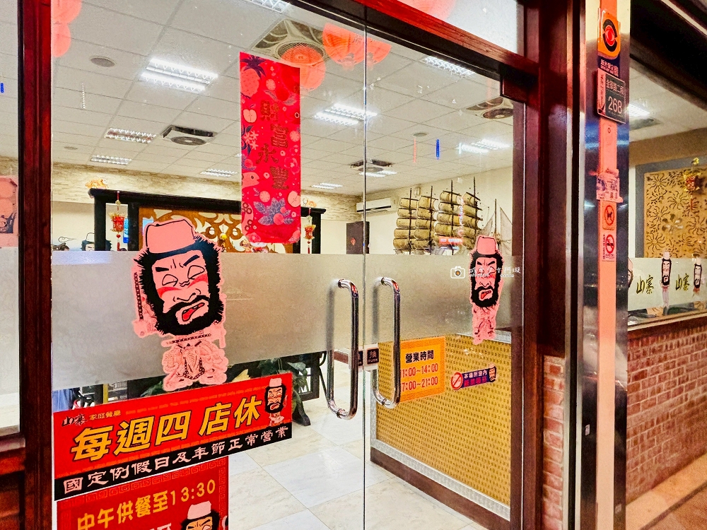 [台南美食]新營聚餐推薦，一再回訪的平價熱炒店！必點山寨雞、黑豆燒豬腳｜山寨家庭餐廳 @城市少女阿璇
