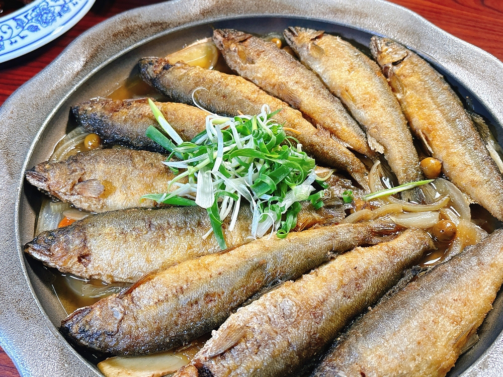 [台南美食]新營聚餐推薦，一再回訪的平價熱炒店！必點山寨雞、黑豆燒豬腳｜山寨家庭餐廳 @城市少女阿璇