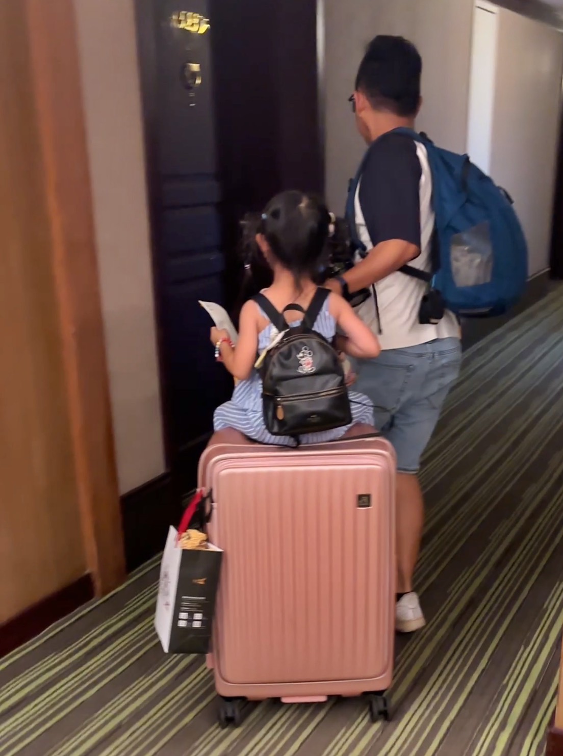 [開箱心得]輕盈耐用、靜音滑順、大容量收納超方便｜ JOHOYA 禾雅前開式行李箱  使用心得分享 @城市少女阿璇