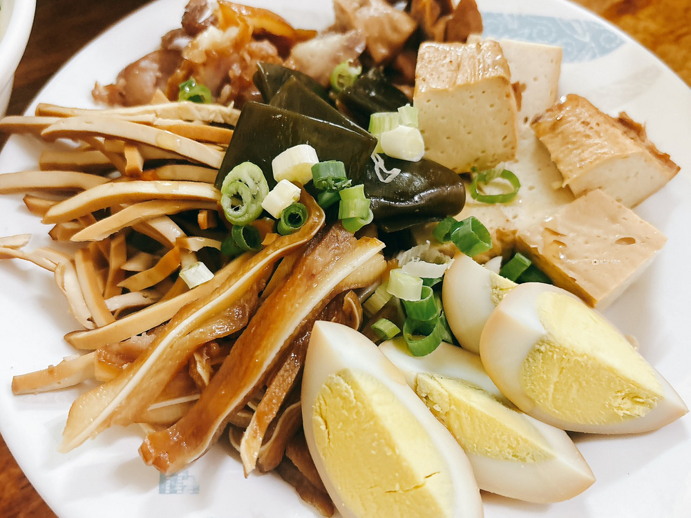 [台南美食]在地人氣乾麵推薦，簡單好吃的六甲美食，滷味也必點｜林老師麵店(全成小吃) @城市少女阿璇