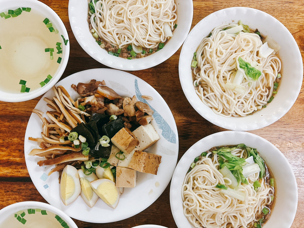[台南美食]在地人氣乾麵推薦，簡單好吃的六甲美食，滷味也必點｜林老師麵店(全成小吃) @城市少女阿璇
