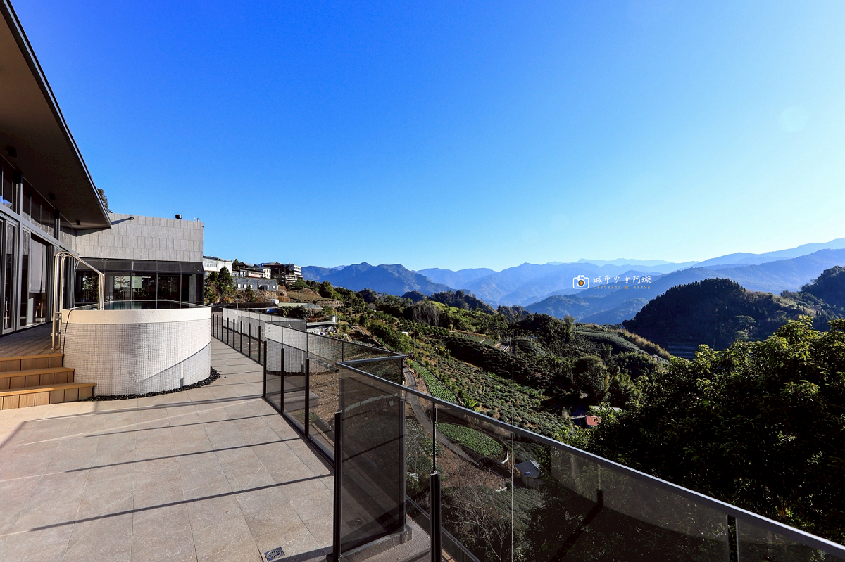 [嘉義住宿] 阿里山隙頂住宿首選，房內欣賞日出雲海、無邊際泳池、頂樓放空、奢華度假｜璦勒芬莊園民宿 @城市少女阿璇