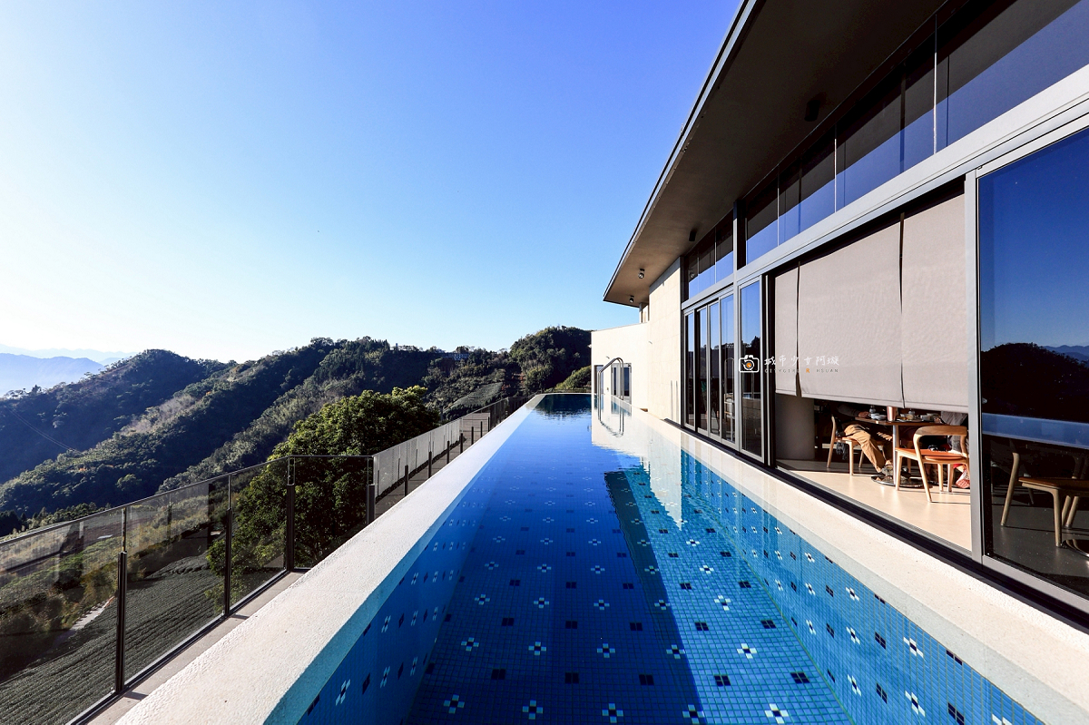 [嘉義住宿] 阿里山隙頂住宿首選，房內欣賞日出雲海、無邊際泳池、頂樓放空、奢華度假｜璦勒芬莊園民宿 @城市少女阿璇