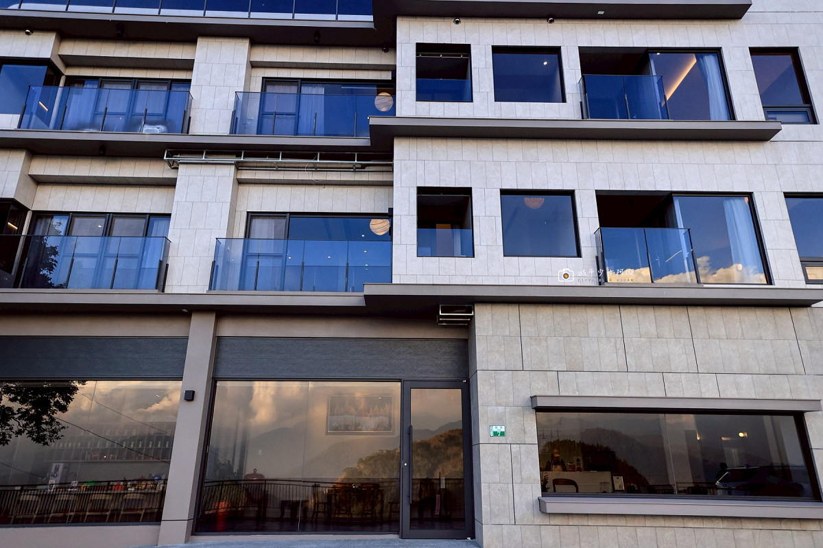 [嘉義住宿] 阿里山隙頂住宿首選，房內欣賞日出雲海、無邊際泳池、頂樓放空、奢華度假｜璦勒芬莊園民宿 @城市少女阿璇