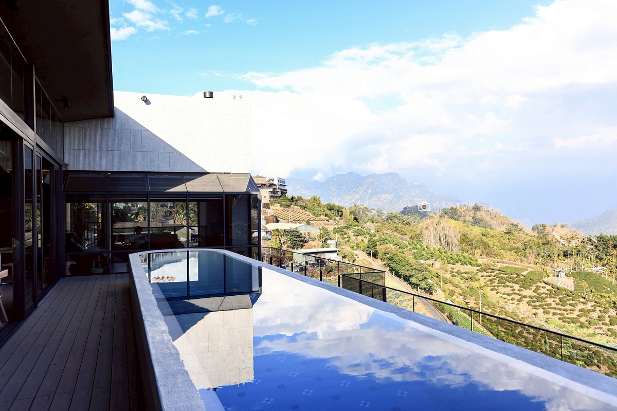 [嘉義住宿] 阿里山隙頂住宿首選，房內欣賞日出雲海、無邊際泳池、頂樓放空、奢華度假｜璦勒芬莊園民宿 @城市少女阿璇