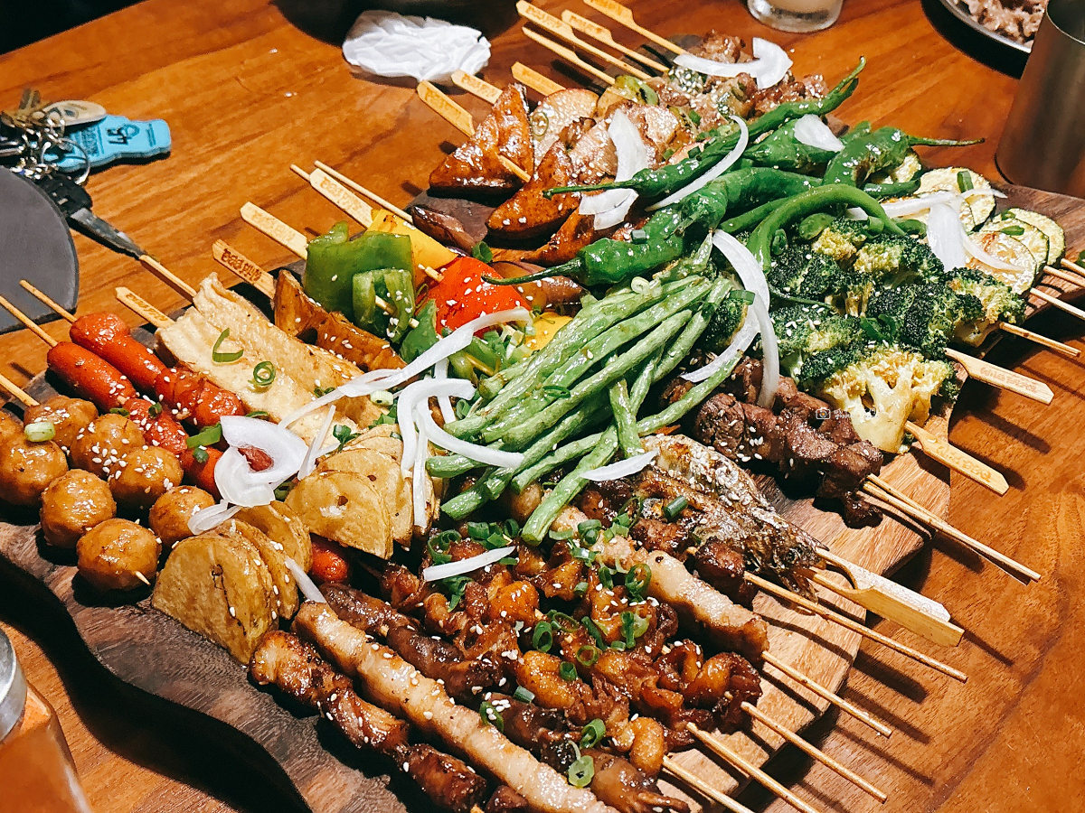 [台南美食]在地人下班後最療癒的深夜食堂！自取串燒、現點現烤，吃不膩的聚會首選｜路邊烤肉 Wild BBQ 台南林森店 @城市少女阿璇