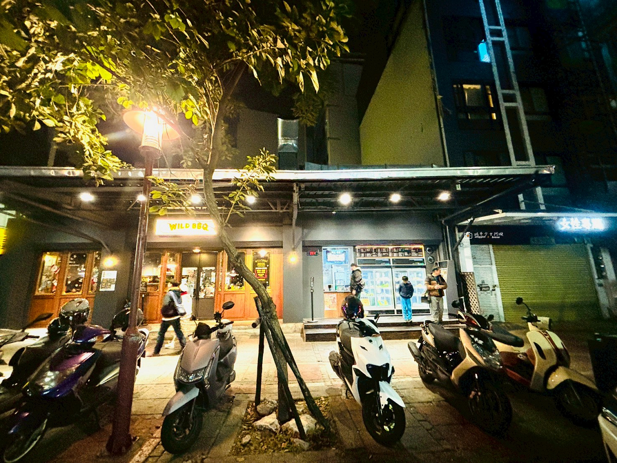 [台南美食]在地人下班後最療癒的深夜食堂！自取串燒、現點現烤，吃不膩的聚會首選｜路邊烤肉 Wild BBQ 台南林森店 @城市少女阿璇