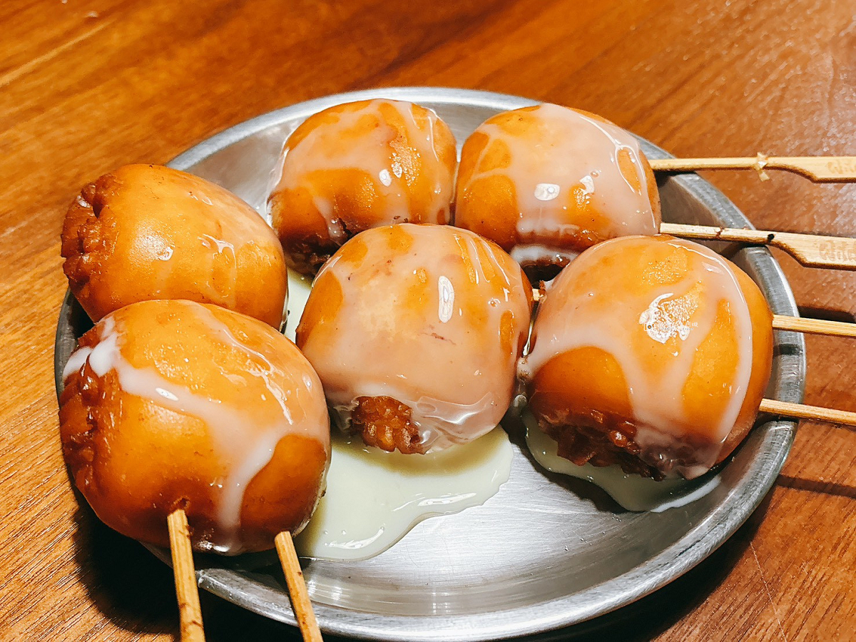 [台南美食]在地人下班後最療癒的深夜食堂！自取串燒、現點現烤，吃不膩的聚會首選｜路邊烤肉 Wild BBQ 台南林森店 @城市少女阿璇