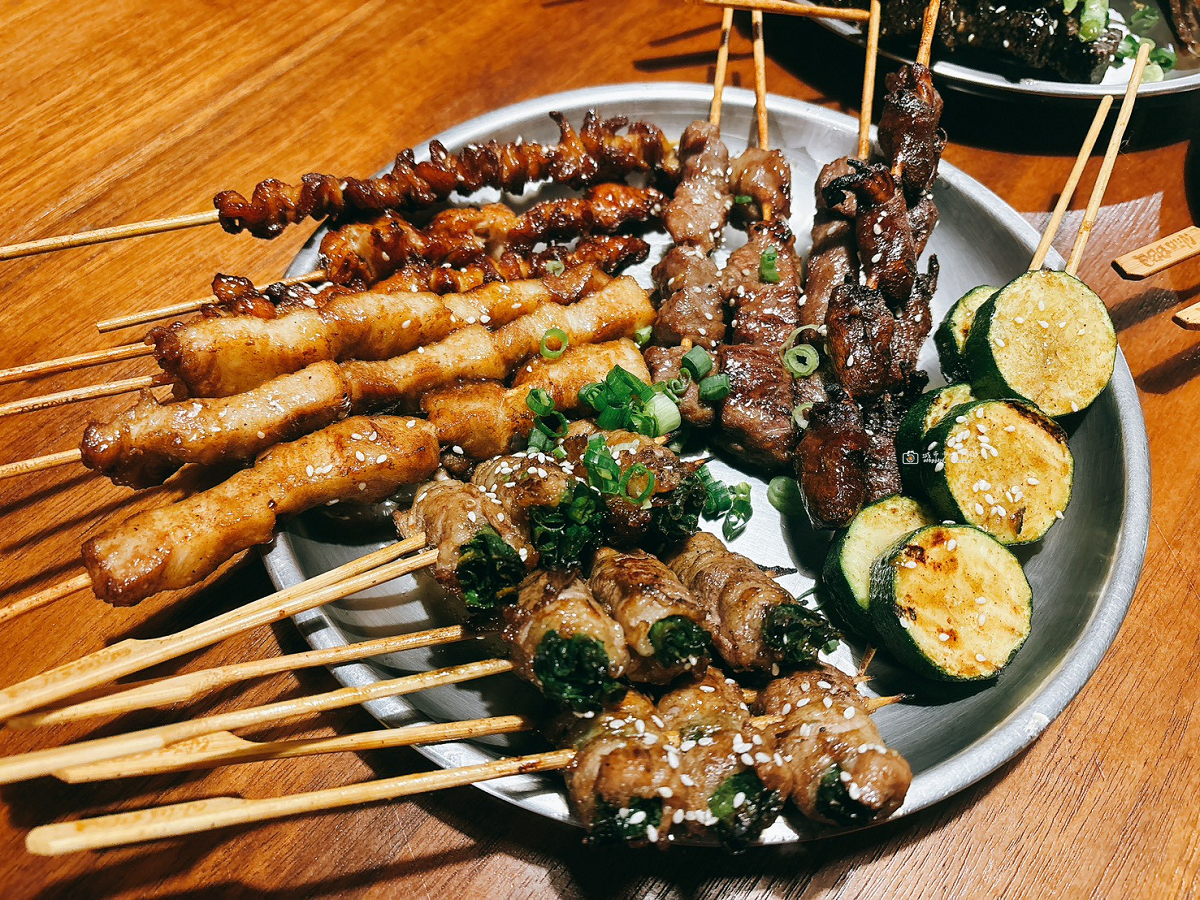 [台南美食]在地人下班後最療癒的深夜食堂！自取串燒、現點現烤，吃不膩的聚會首選｜路邊烤肉 Wild BBQ 台南林森店 @城市少女阿璇