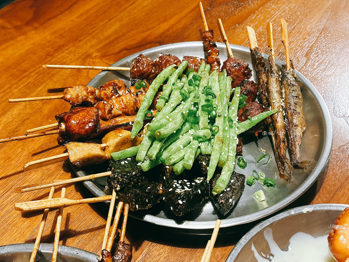 [台南美食]在地人下班後最療癒的深夜食堂！自取串燒、現點現烤，吃不膩的聚會首選｜路邊烤肉 Wild BBQ 台南林森店 @城市少女阿璇