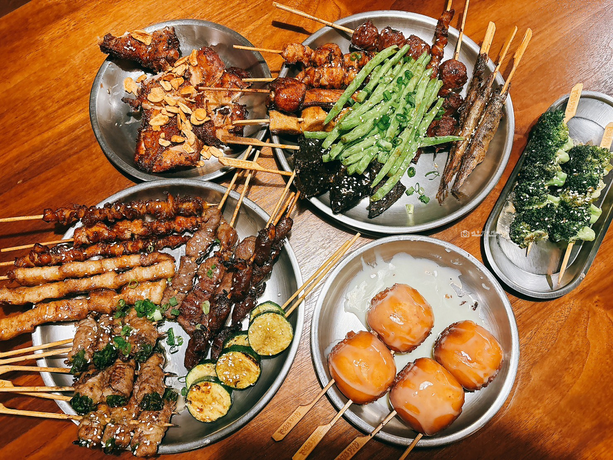 [台南美食]在地人下班後最療癒的深夜食堂！自取串燒、現點現烤，吃不膩的聚會首選｜路邊烤肉 Wild BBQ 台南林森店 @城市少女阿璇