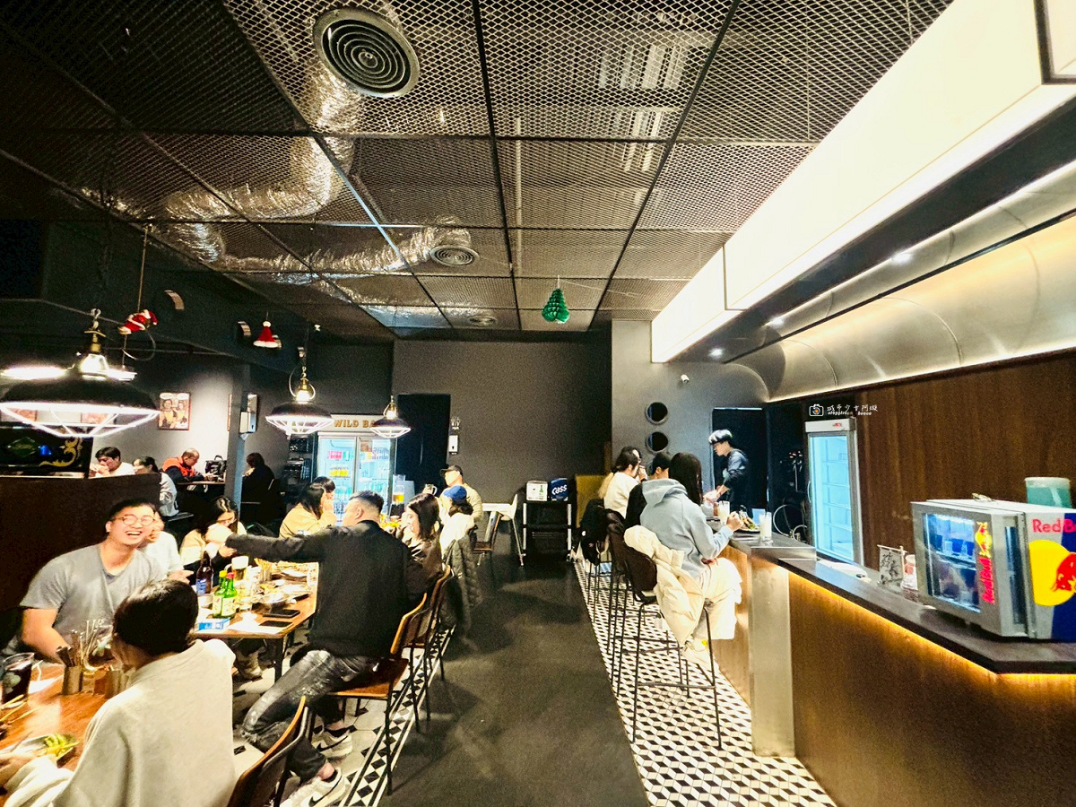 [台南美食]在地人下班後最療癒的深夜食堂！自取串燒、現點現烤，吃不膩的聚會首選｜路邊烤肉 Wild BBQ 台南林森店 @城市少女阿璇