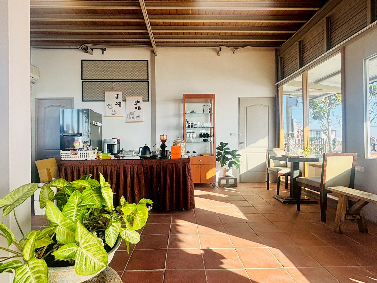 [台南美食]北門鹽田美景第一排，享受咖啡 x 西瓜綿料理｜井仔腳鹽鄉小舖  景觀咖啡新亮點 @城市少女阿璇