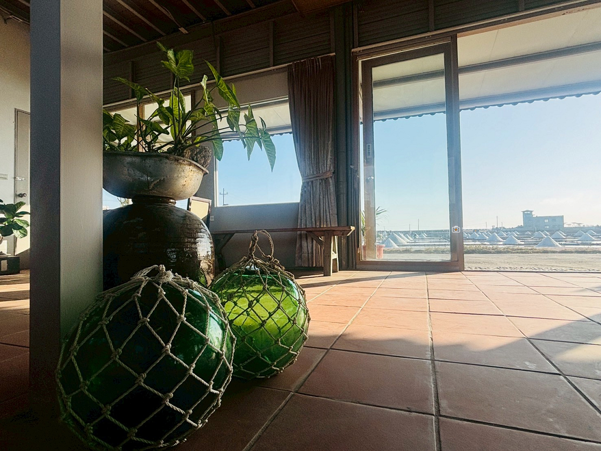 [台南美食]北門鹽田美景第一排，享受咖啡 x 西瓜綿料理｜井仔腳鹽鄉小舖  景觀咖啡新亮點 @城市少女阿璇