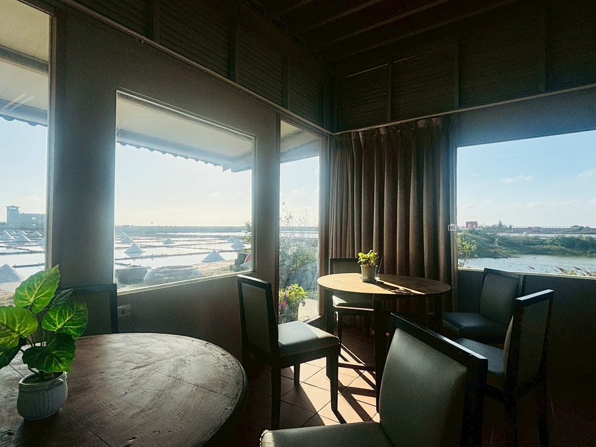 [台南美食]北門鹽田美景第一排，享受咖啡 x 西瓜綿料理｜井仔腳鹽鄉小舖  景觀咖啡新亮點 @城市少女阿璇