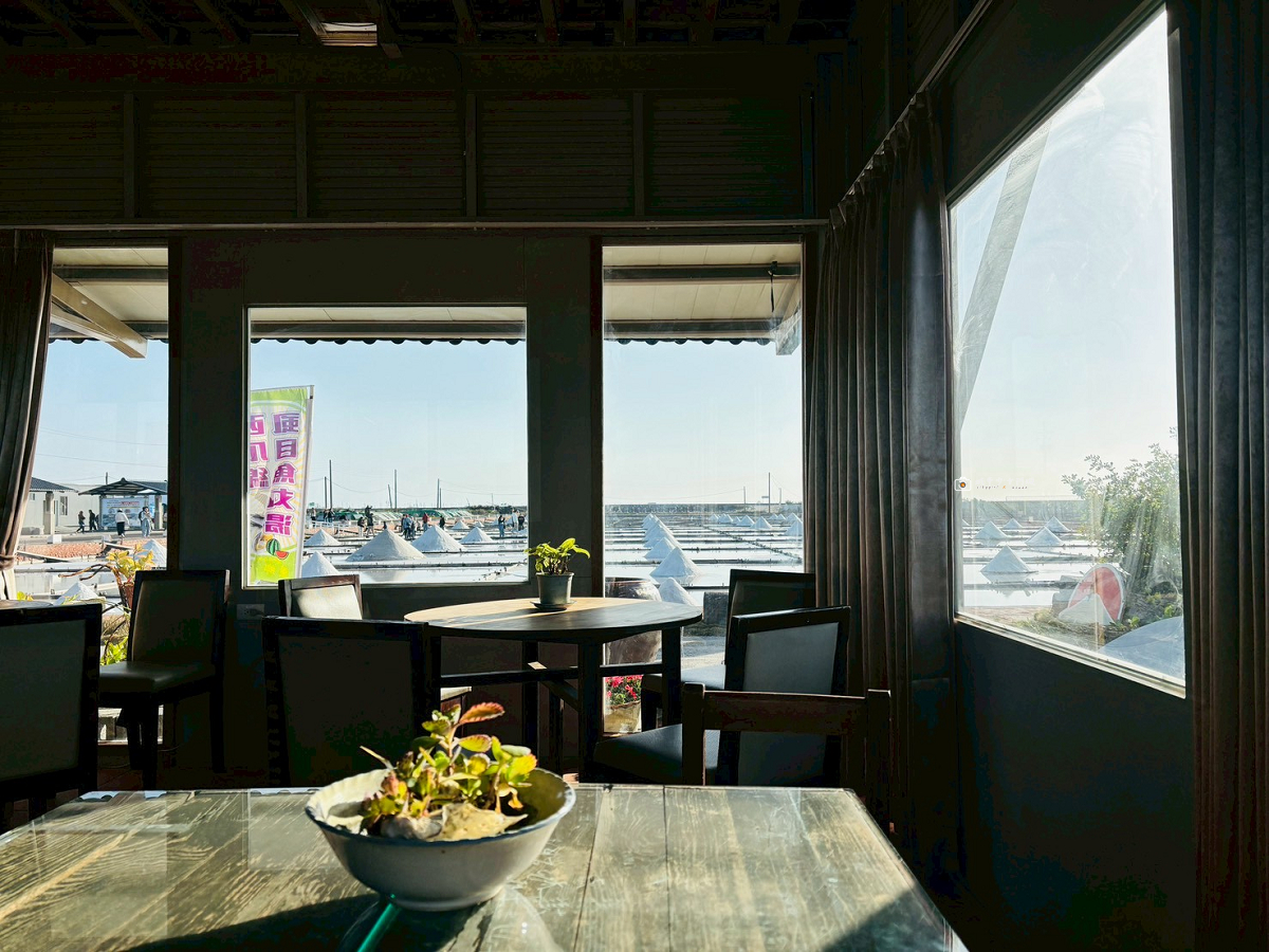 [台南美食]北門鹽田美景第一排，享受咖啡 x 西瓜綿料理｜井仔腳鹽鄉小舖  景觀咖啡新亮點 @城市少女阿璇