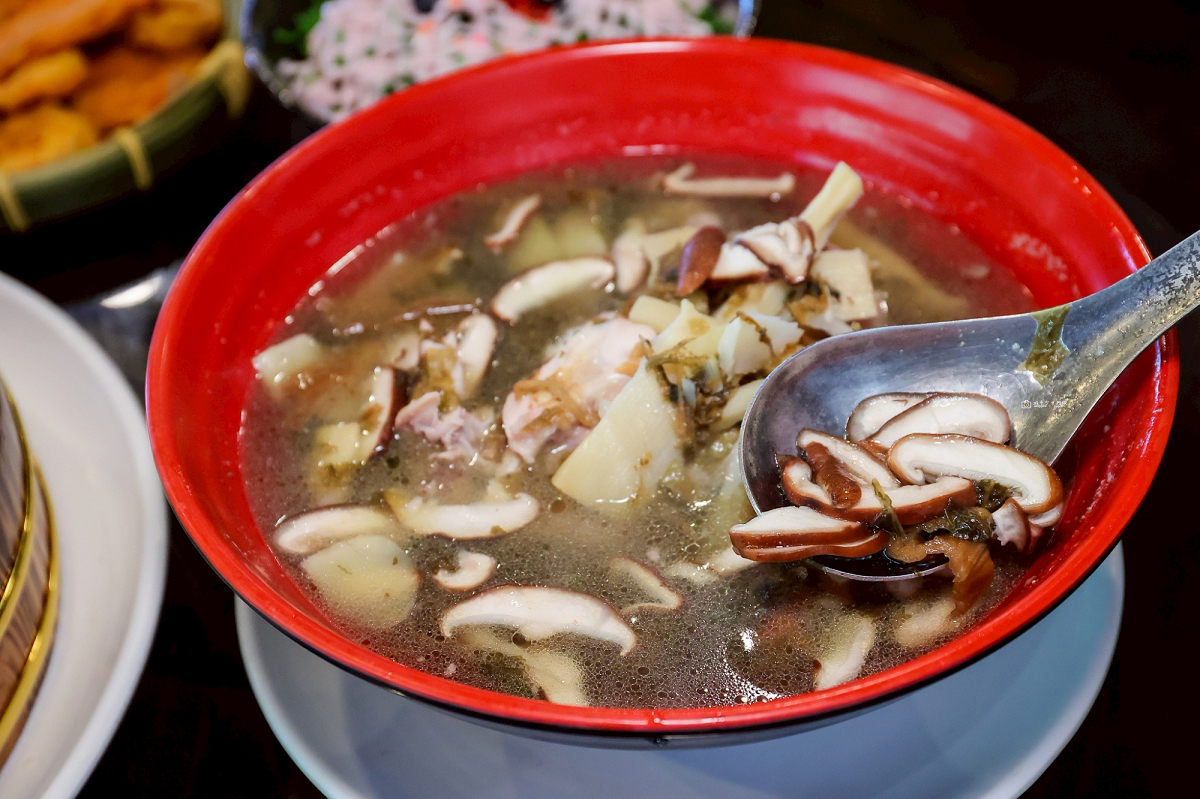 [台南美食]關子嶺餐廳推薦，現烤甕仔雞皮酥肉嫩，創意入菜道道經典｜關子嶺竹香園仙草店 @城市少女阿璇