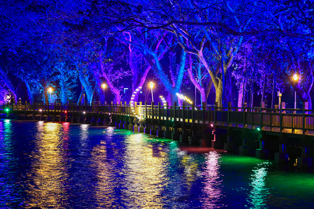 [台南活動]2026新營波光節，湖畔微光7件夢幻作品，首度結合潮流IP及科技互動裝置活潑登場！ @城市少女阿璇