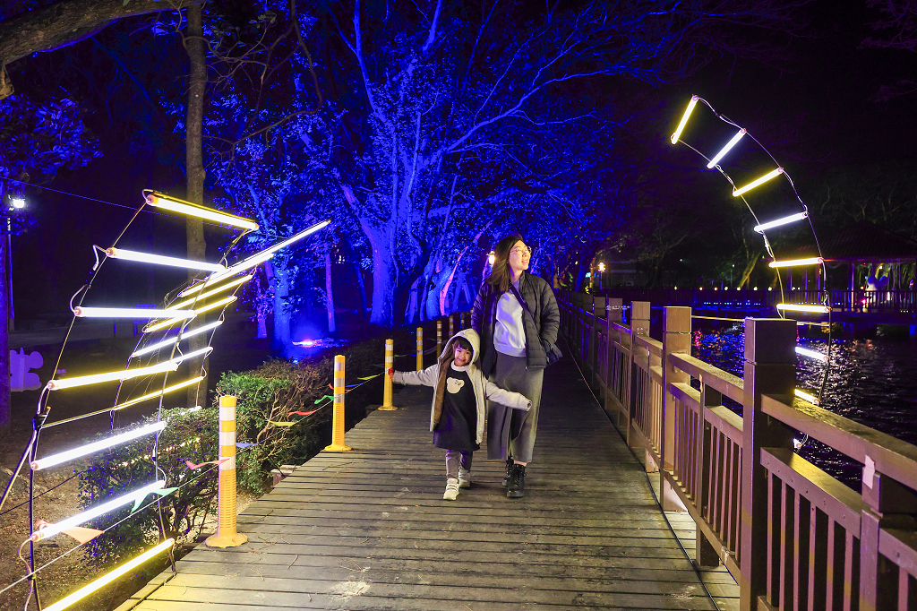 [台南活動]2026新營波光節，湖畔微光7件夢幻作品，首度結合潮流IP及科技互動裝置活潑登場！ @城市少女阿璇