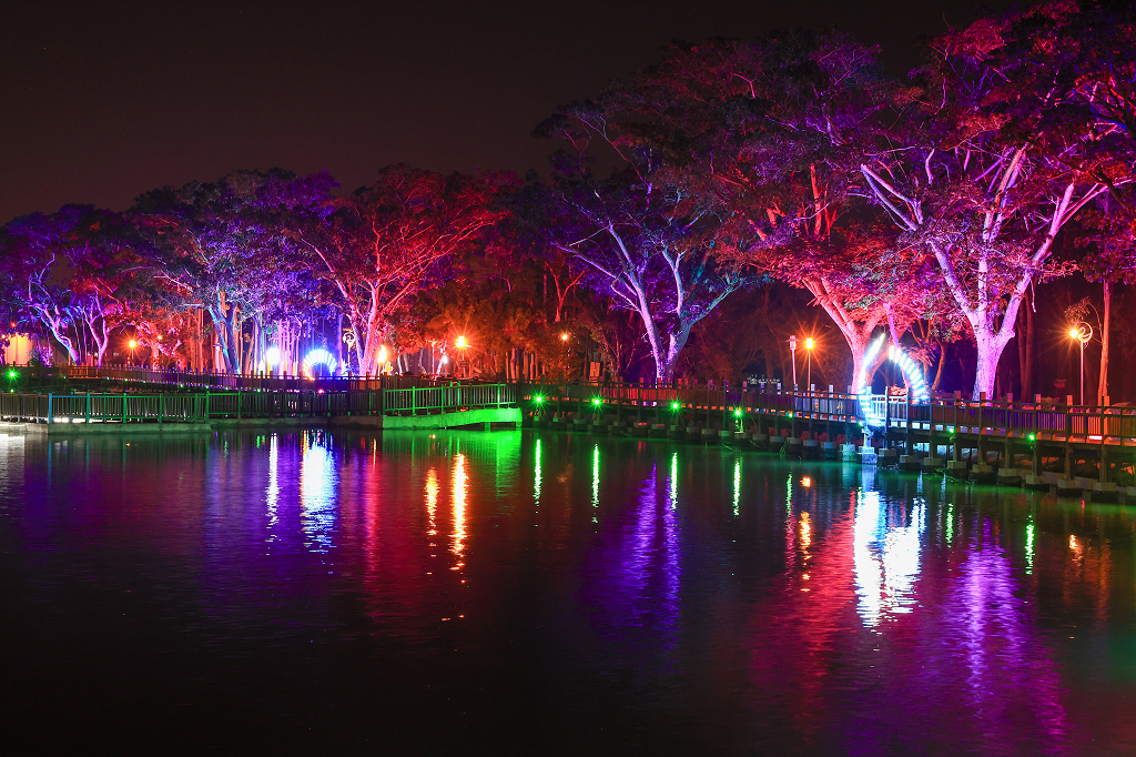 [台南活動]2026新營波光節，湖畔微光7件夢幻作品，首度結合潮流IP及科技互動裝置活潑登場！ @城市少女阿璇