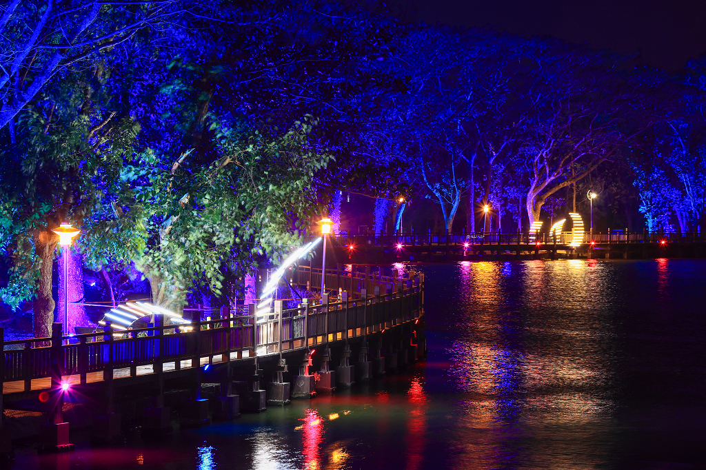 [台南活動]2026新營波光節，湖畔微光7件夢幻作品，首度結合潮流IP及科技互動裝置活潑登場！ @城市少女阿璇