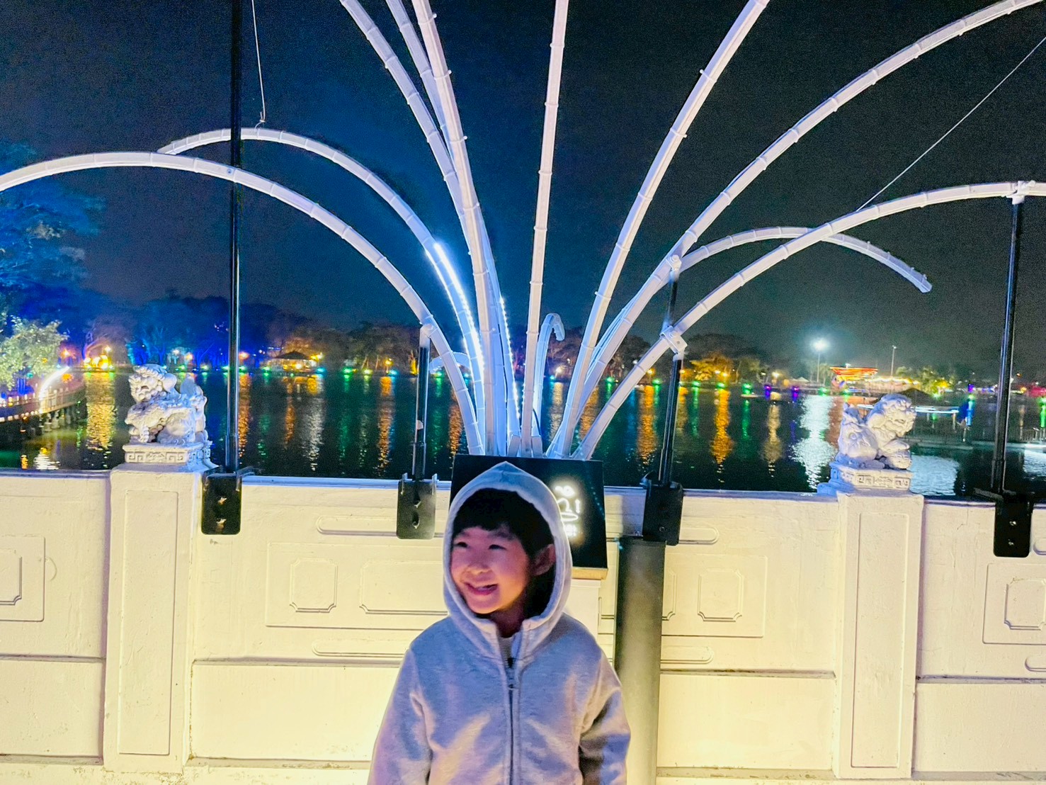 [台南活動]2026新營波光節，湖畔微光7件夢幻作品，首度結合潮流IP及科技互動裝置活潑登場！ @城市少女阿璇