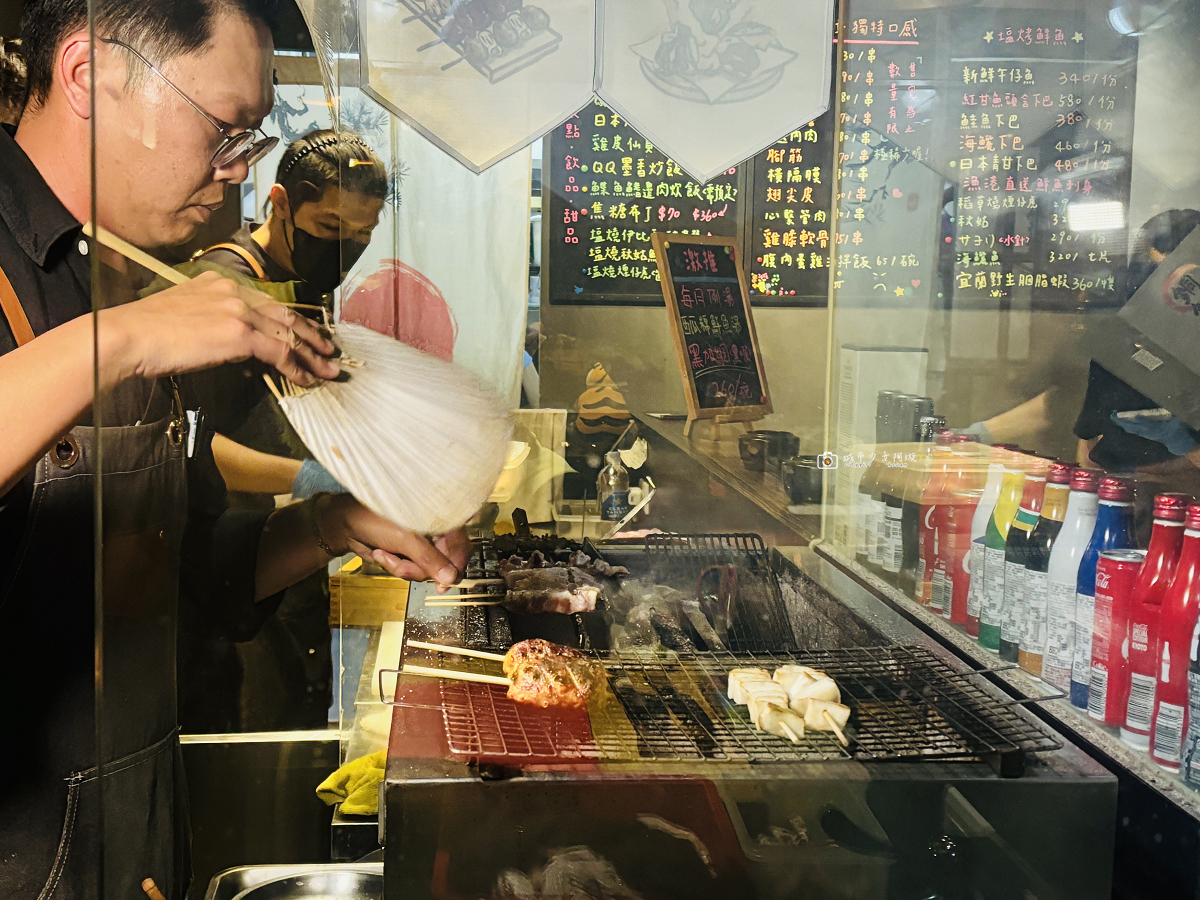 [台南美食]北區日式燒鳥串燒，炭火現烤串燒、新鮮刺身、日本酒一次滿足，營業至凌晨一點｜銅鈊炭火日式燒鳥串燒 @城市少女阿璇