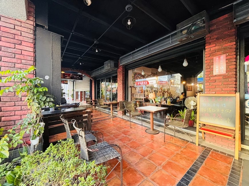 [台南美食]藏身台南市區的復古茶餐廳，學生時代約會回憶，現在依舊適合慢慢聊天｜老街茶房 Old Street @城市少女阿璇