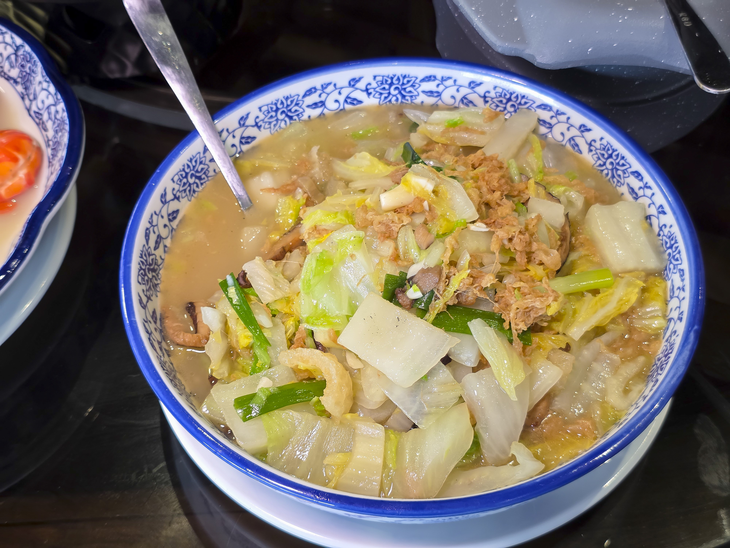 [嘉義美食]招牌甕仔雞皮酥肉嫩，全台獨創甕缸烘烤泰國蝦，民雄餐廳推薦｜竹香園甕缸雞民雄店 @城市少女阿璇