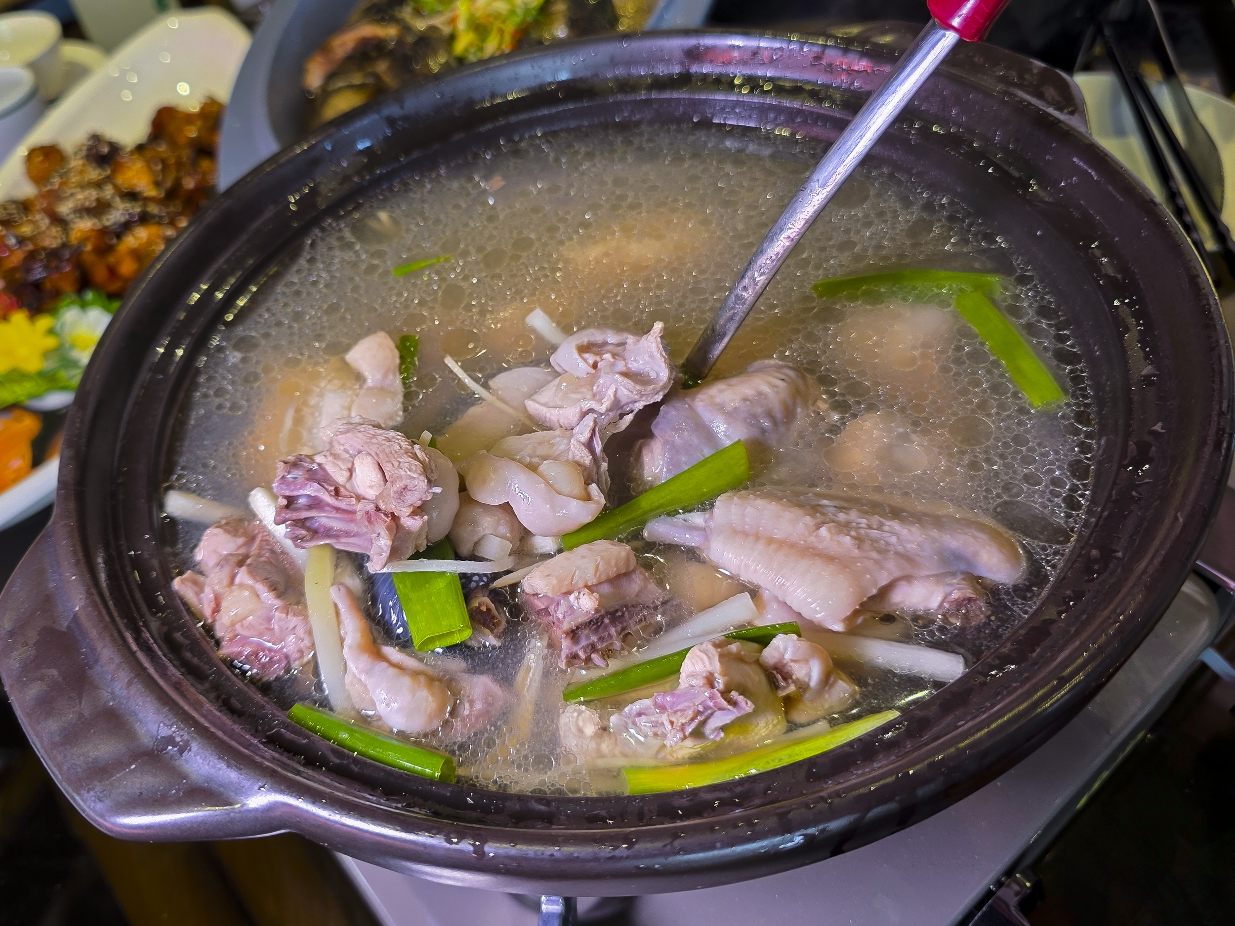 [嘉義美食]招牌甕仔雞皮酥肉嫩，全台獨創甕缸烘烤泰國蝦，民雄餐廳推薦｜竹香園甕缸雞民雄店 @城市少女阿璇
