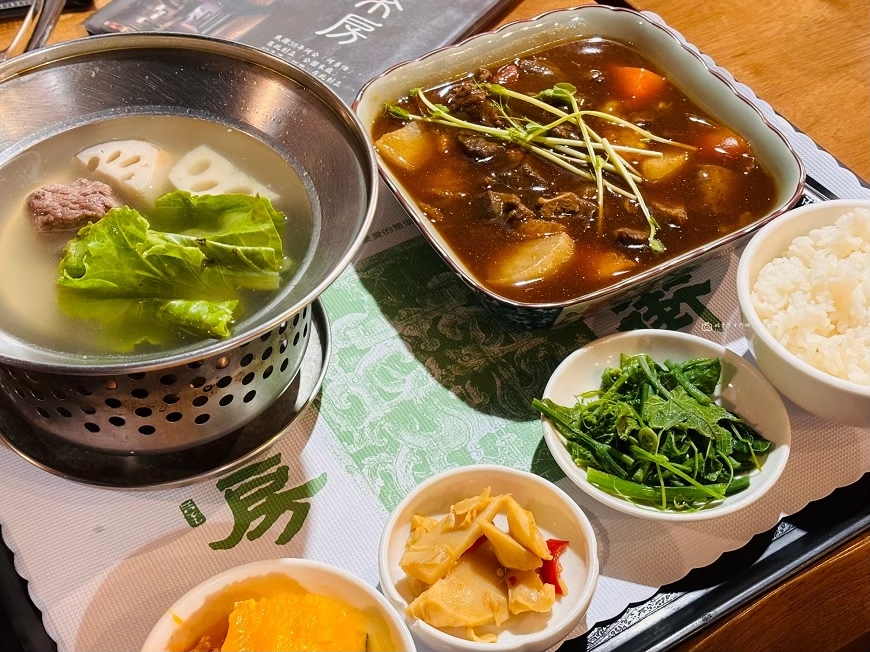 [台南美食]藏身台南市區的復古茶餐廳，學生時代約會回憶，現在依舊適合慢慢聊天｜老街茶房 Old Street @城市少女阿璇