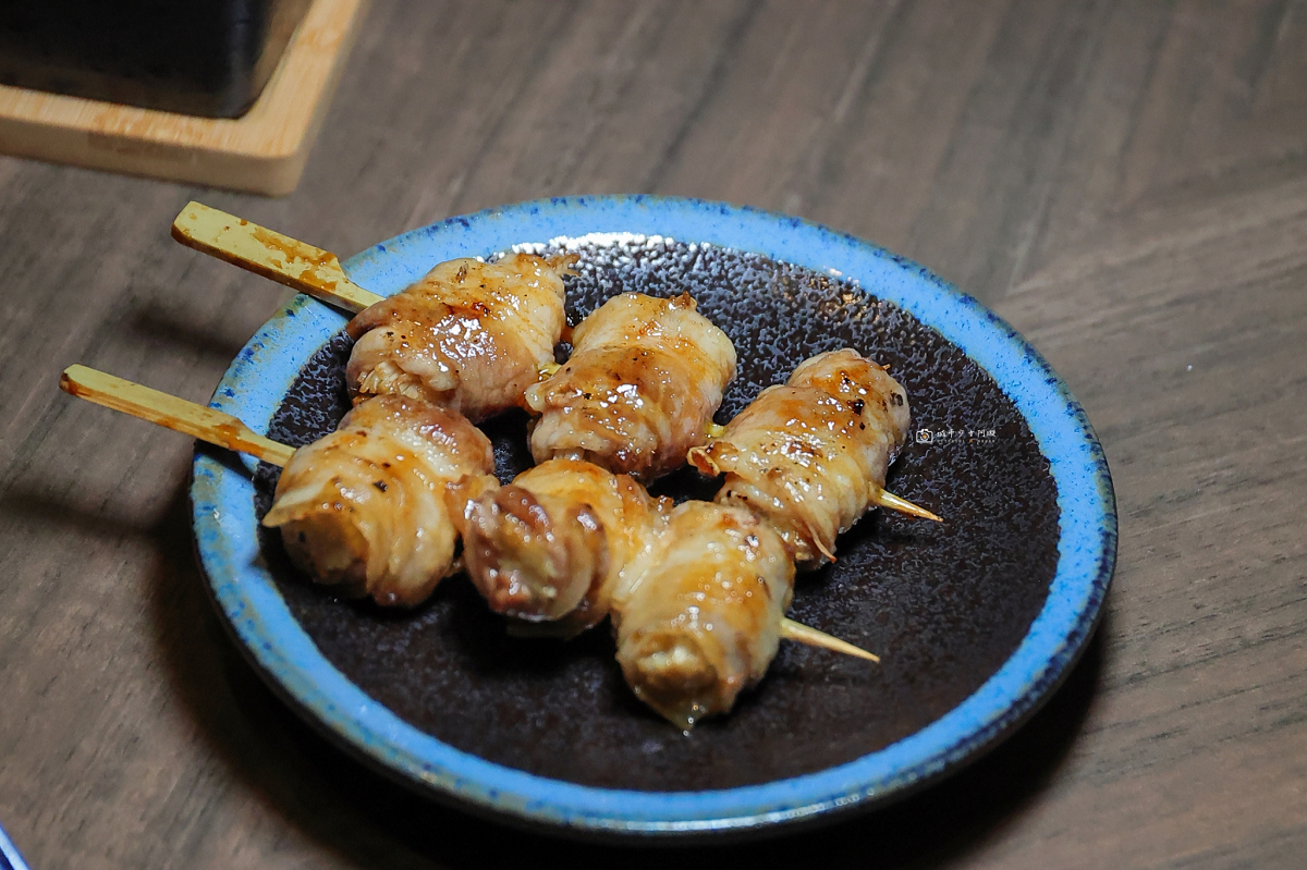 [南投美食]埔里深夜食堂，新開幕居酒屋！在地食材入酒、現撈生魚片與駐唱一次滿足｜幕居酒屋 @城市少女阿璇