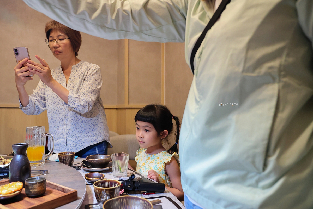 [南投美食]埔里深夜食堂，新開幕居酒屋！在地食材入酒、現撈生魚片與駐唱一次滿足｜幕居酒屋 @城市少女阿璇