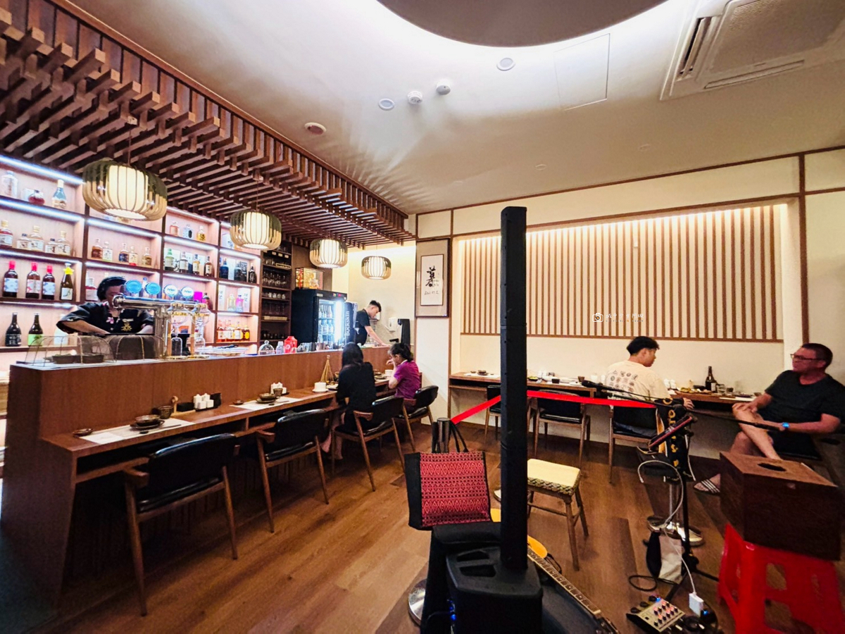 [南投美食]埔里深夜食堂，新開幕居酒屋！在地食材入酒、現撈生魚片與駐唱一次滿足｜幕居酒屋 @城市少女阿璇
