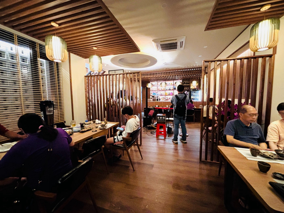 [南投美食]埔里深夜食堂，新開幕居酒屋！在地食材入酒、現撈生魚片與駐唱一次滿足｜幕居酒屋 @城市少女阿璇