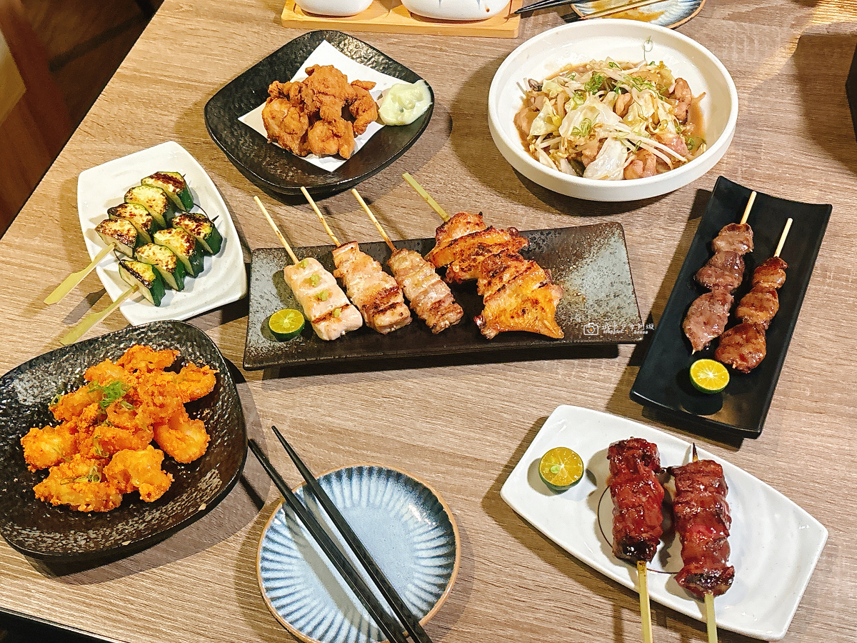 [台南美食]北區日式燒鳥串燒，炭火現烤串燒、新鮮刺身、日本酒一次滿足，營業至凌晨一點｜銅鈊炭火日式燒鳥串燒 @城市少女阿璇