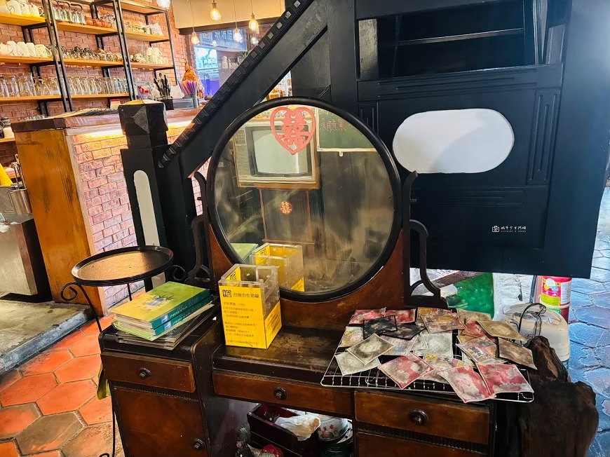 [台南美食]藏身台南市區的復古茶餐廳，學生時代約會回憶，現在依舊適合慢慢聊天｜老街茶房 Old Street @城市少女阿璇